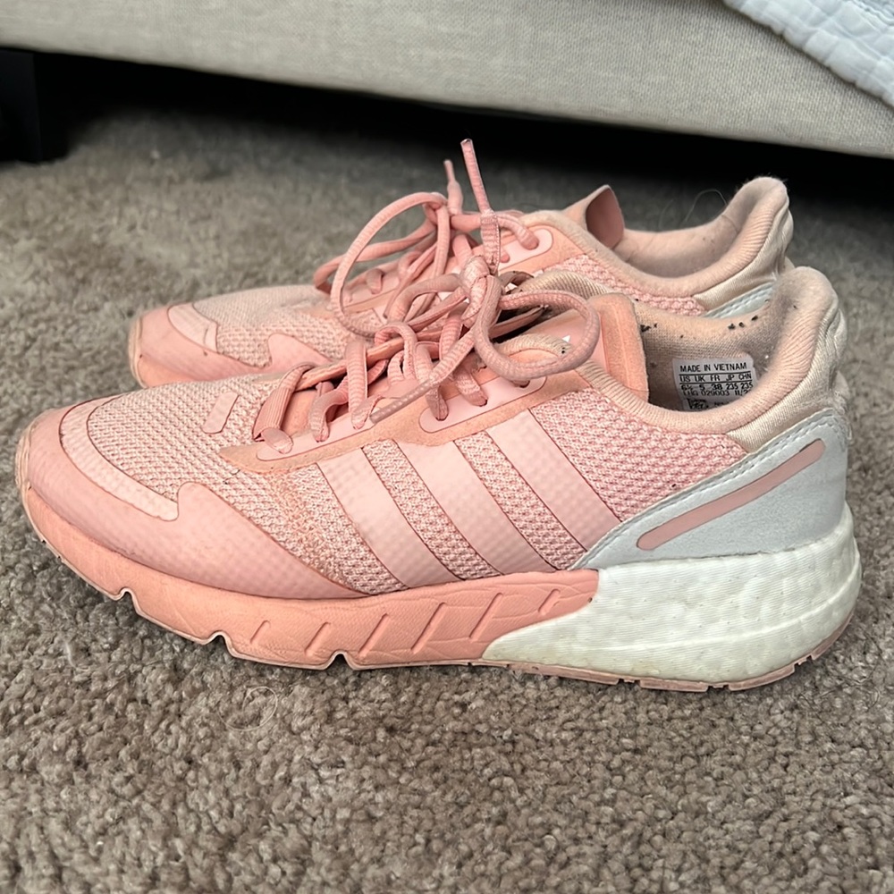 Adidas bright pink women’s tennis shoe. Size 6.5!